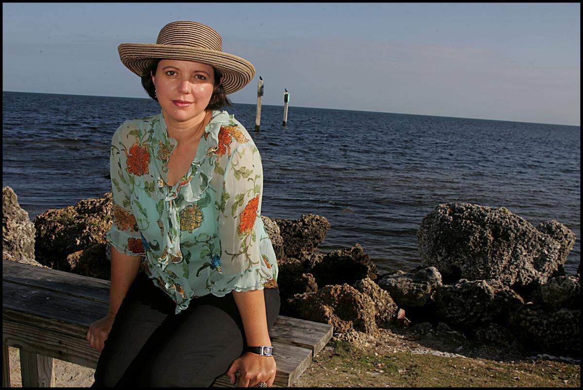 Mirta Ojito fotografiada en Miami para una entrevista con motivo de la presentación de su libro, en abril del 2005.