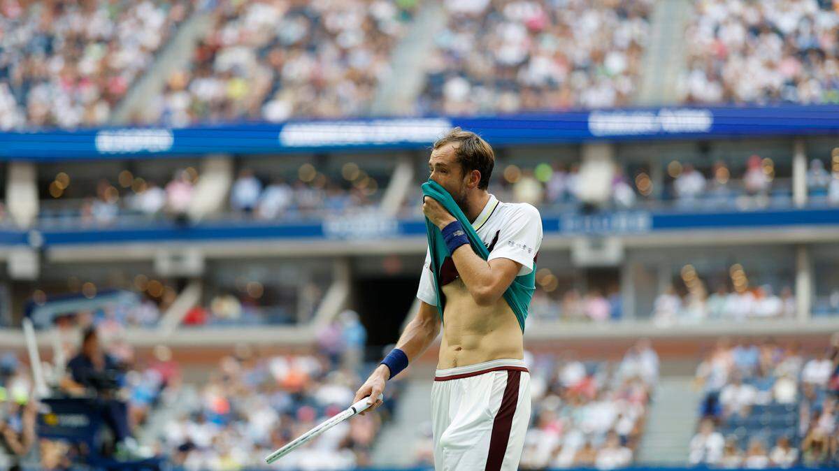 El tenista ruso Daniil Medvedev se ha quejado del calor en el Abierto de Estados Unidos. Este miércoles superó 6-4, 6-3, 6-4 a su compatriota Andrey Rublev para clasificarse a las semifinales por cuarta ocasión.
