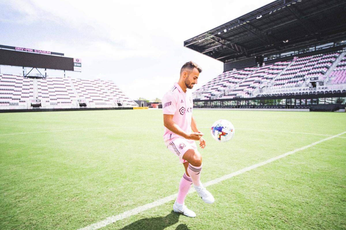 El nuevo delantero del Inter Miami Corentin Jean controla el balón durante su presentación este jueves en el DRV PNK Stadium, en Fort Lauderdale, Florida.