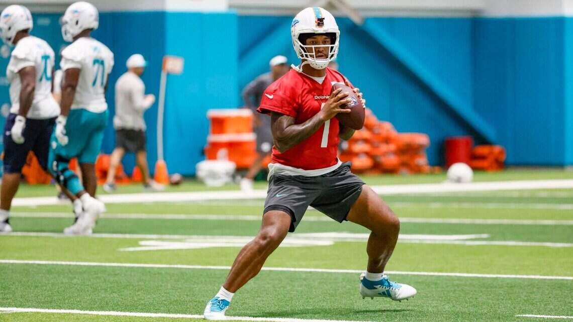 El quarterback de los Dolphins Tua Tagovailoa sale a mantener el invicto ante un rival que le tiene muchas ganas