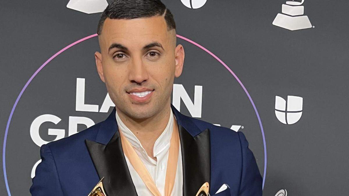 También es el autor de éxitos recientes de Marc Anthony como “Mala” y “Pa’ allá voy”, que en el 2022 se alzó con un premio Grammy Latino como Mejor Canción Tropical.