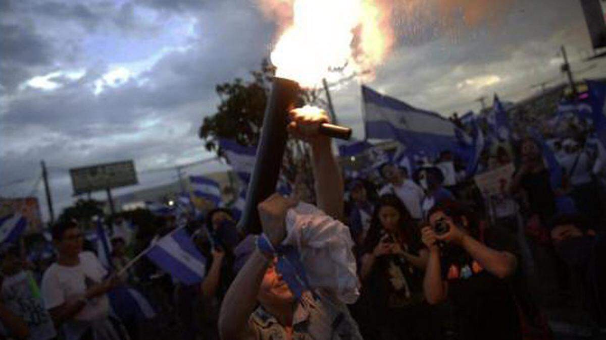 Una mujer utiliza un improvisado lanza granadas el 15 de mayo de 2018, en una manifestación en contra del gobierno de Daniel Ortega en Managua (Nicaragua).