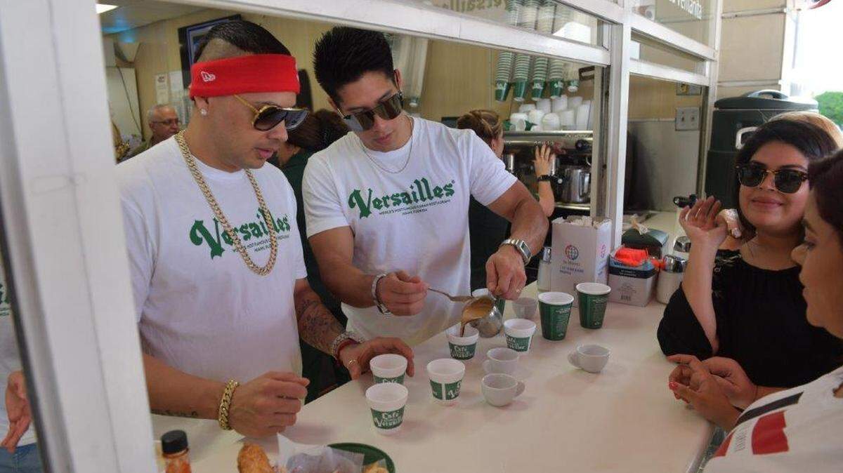 Chyno Miranda y Jacob Forever sirvieron café para sorpresa de sus seguidores.