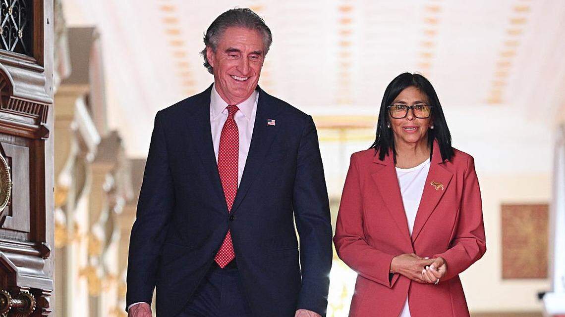 Delcy Rodríguez, y el secretario del Interior de EEUU, Doug Burgum, encabezaron en marzo una reunión en el país suramericano para suscribir acuerdos con la petrolera británica Shell, informó el Gobierno de Caracas.