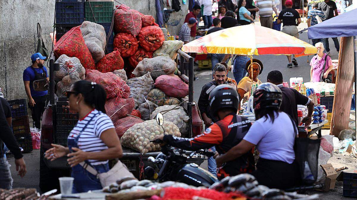 Varias personas compran víveres en un mercado callejero en el barrio de Petare, el jueves 8 de enero de 2026, en Caracas, Venezuela. El exgobernante Nicolás Maduro fue capturado por fuerzas estadounidenses junto a su esposa, Cilia Flores, el 3 de enero, y llevado a Estados Unidos para afrontar acusaciones de narcoterrorismo. 
