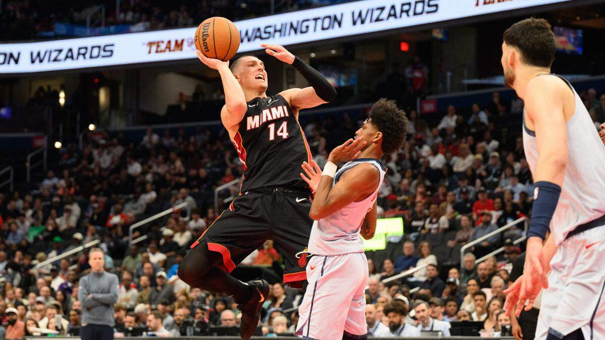 El jugador del Heat de Miami Tyler Herro tira al aro ante la marca de AJ Johnson, de los Wizards, en el partido celebrado el 31 de marzo de 2025 en Washington.