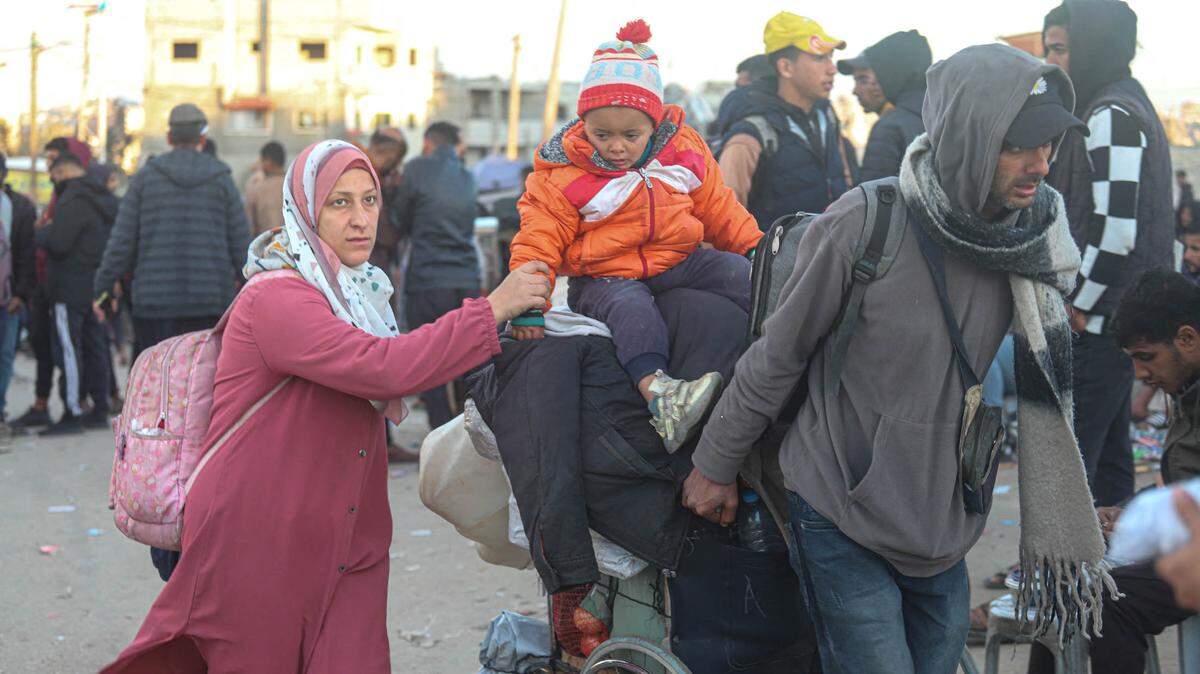 Palestinos esperan a que les permitan regresar a sus hogares en el norte de Gaza, después de que fueron desplazados hacia el sur por órdenes de Israel durante la guerra, el domingo 26 de enero de 2025.