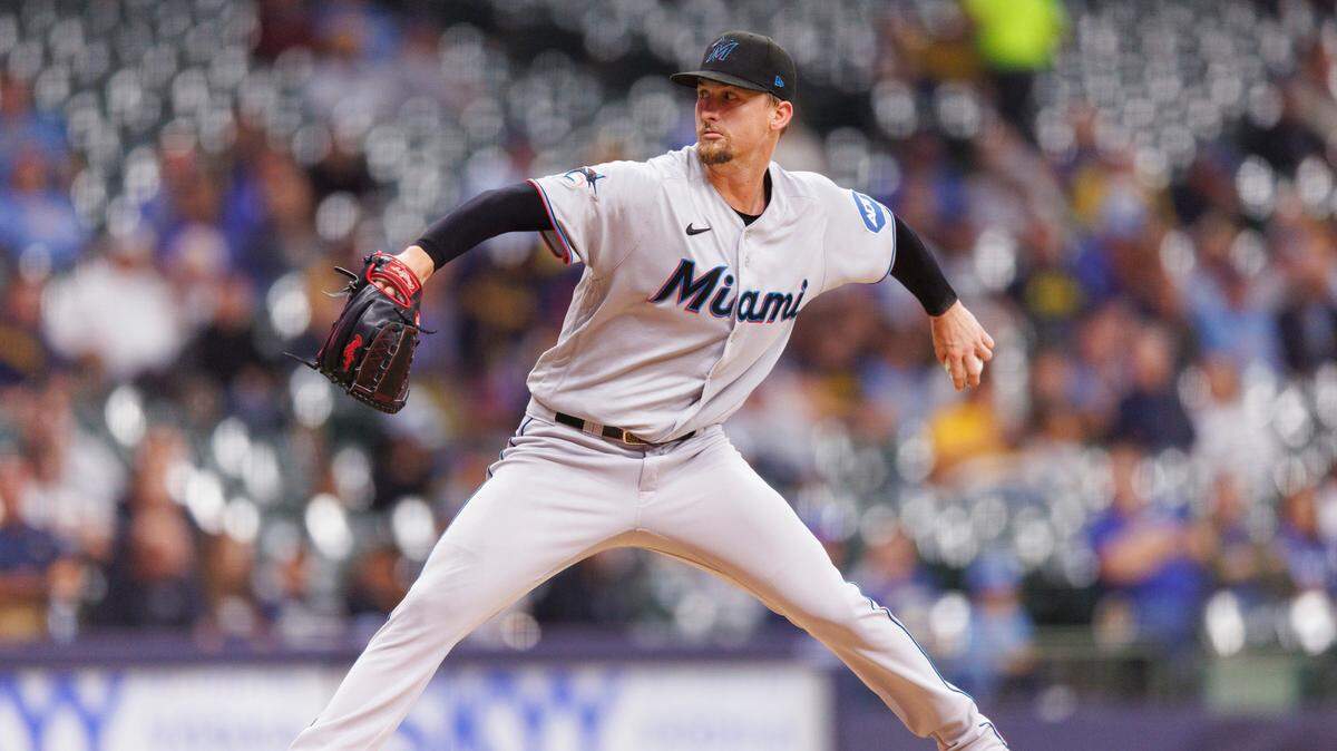 El abridor de los Marlins Braxton Garrett lanza en el segundo inning del partido ante los Cerveceros, celebrado el 13 de septiembre de 2023 en Milwaukee.