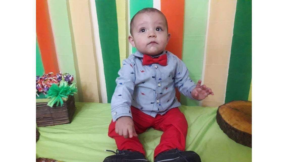 Mathias Vargas estaba al borde de la desnutrición cuando sus padres tuvieron que reunir  dinero para comprarle una fórmula para bebés costosa y escasa. Por fin pudieron encontrar una madre que donara leche materna para ayudarlo a recuperar su salud.