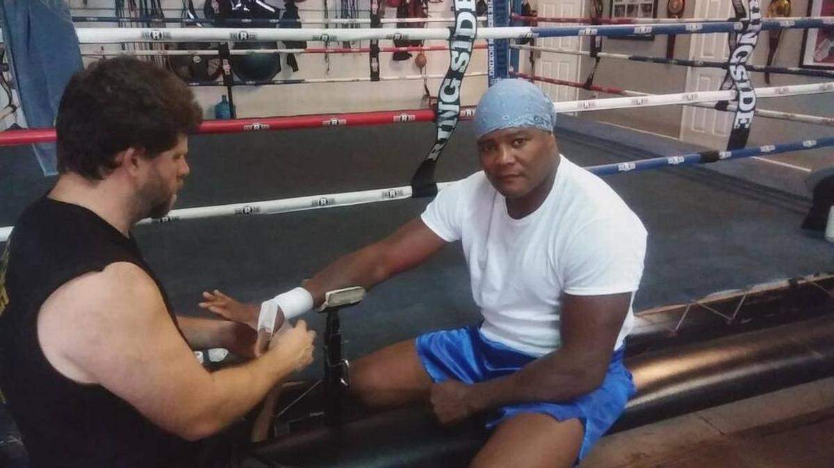 EL ENTRENADOR Germán Caicedo venda las manos de Luis Ortiz antes de una sesión de entrenamiento en Miami.