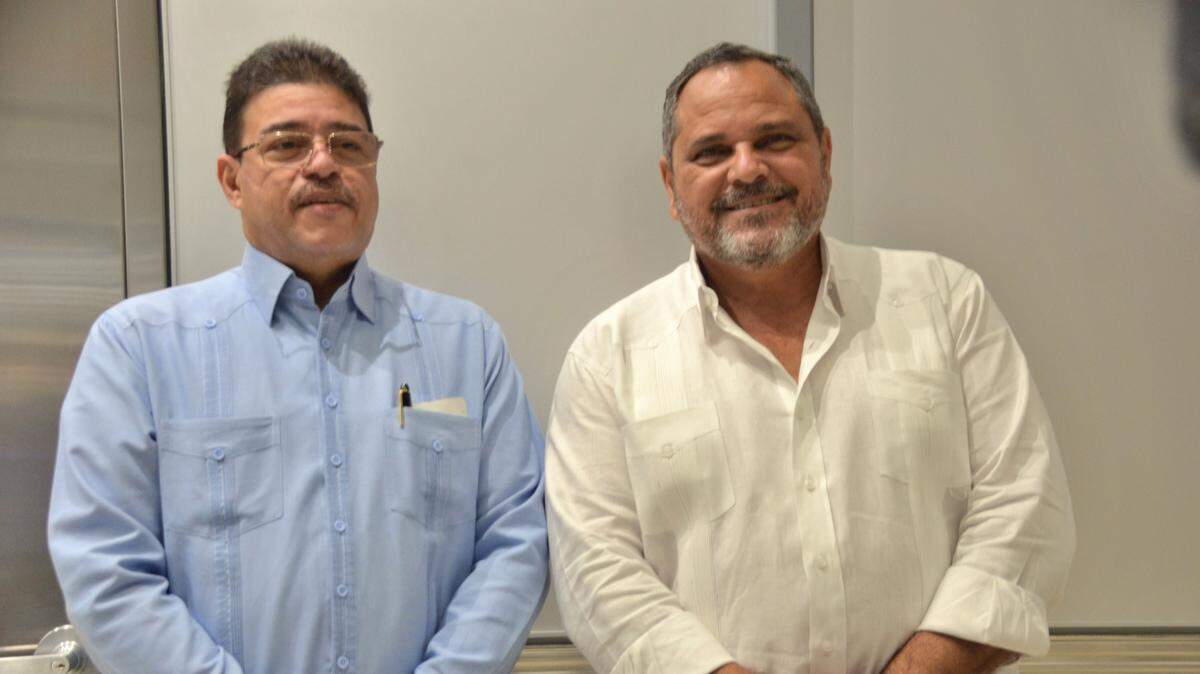 El ministro de Deportes de República Dominicana Francisco Camacho (izq.) y el Comisionado Nacional de Béisbol Junior Noboa, a su arribo a Miami el lunes 31 de mayo del 2021.
