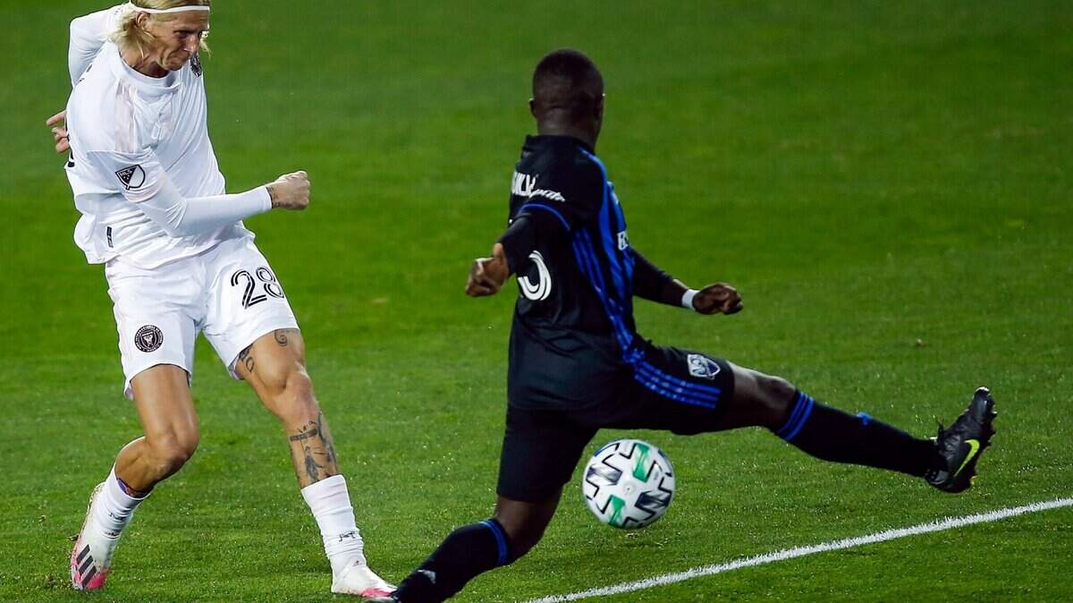 El volante del Inter Miami Brek Shea (izq.), tira a puerta ante Montreal Impact Zachary Brault-Guillard y anota el 1-1 para su equipo el sábado 17 de octubre de 2020 en Nueva Jersey.