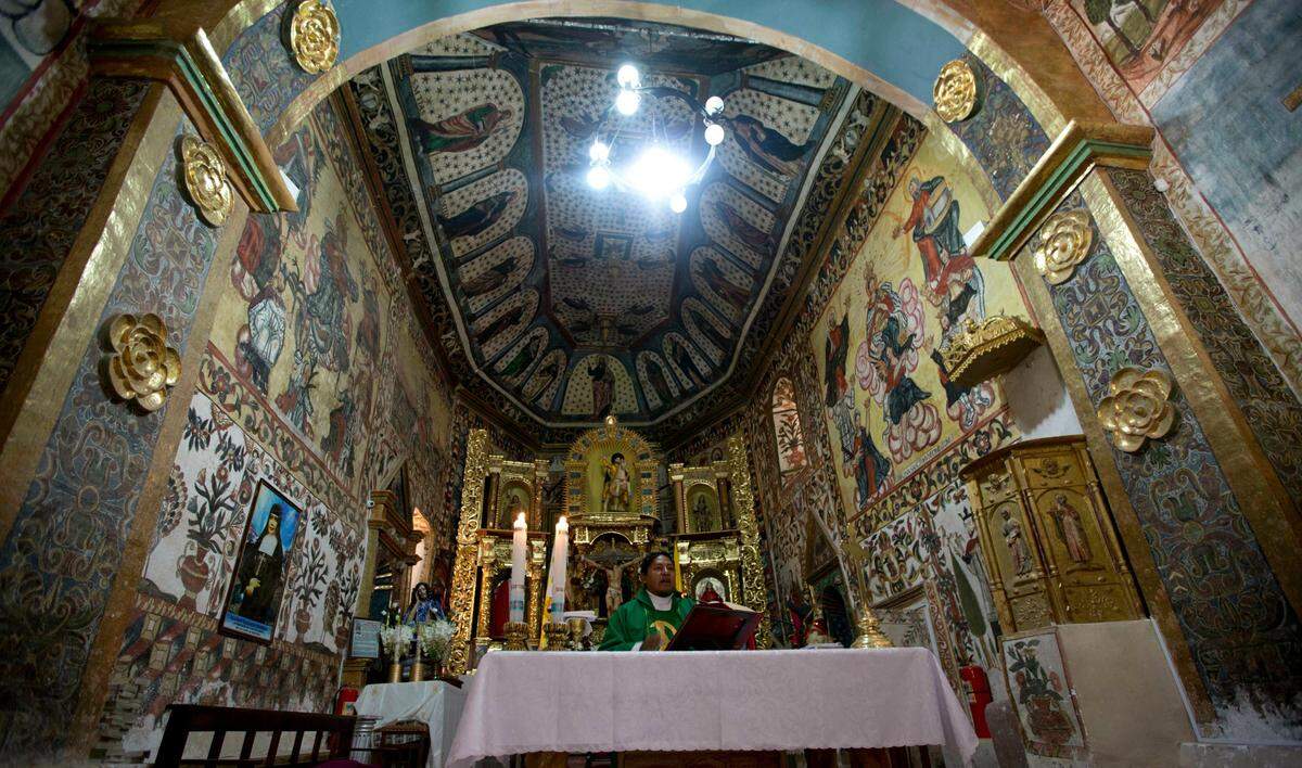 El sacerdote Rafael Choque celebra la Santa Misa en la iglesia de Curahuara de Carangas, en Bolivia.