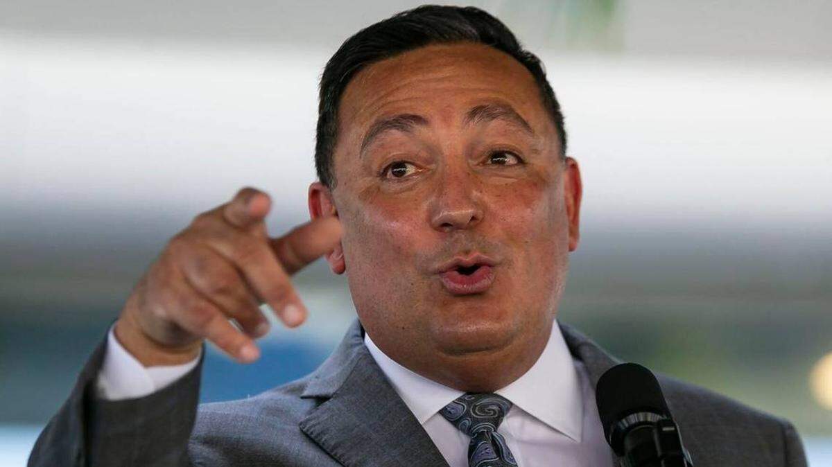 El breve mandato del jefe de la Policía de Miami, Art Acevedo, pudiera terminar la próxima semana, según afirman varias fuentes de las fuerzas del orden y del Ayuntamiento. Es probable que los comisionados de la ciudad tomen la decisión final. MIAMI HERALD