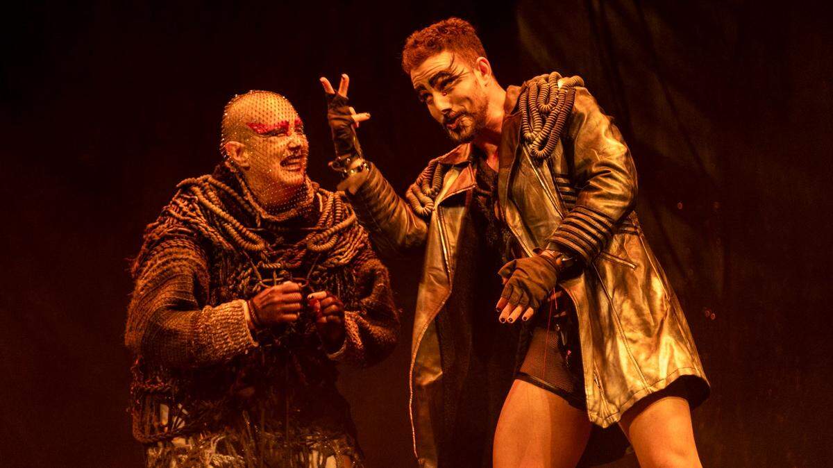 Leticia Martín encarna a la Celestina, y Luis Manuel Álvarez al esclavo Sempronio, en la puesta en escena de Carlos Díaz que FUNDarte presentó del 26 al 28 de enero en el Miami Dade County Auditorium.
