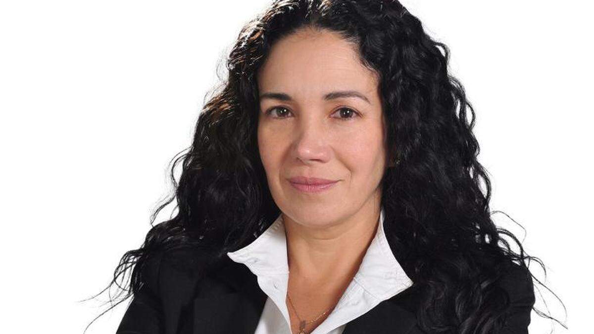 Sondra Macollins Garvin presenta en Books & Books “El peso de la sombra”.