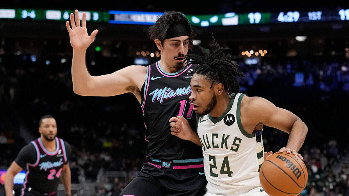 El jugador de los Bucks Cam Thomas trata de pasar la marca de Jaime Jáquez Jr., del Heat de Miami, en el partido de la NBA celebrado el 24 de febrero de 2026 en Milwaukee, Wisconsin. 
