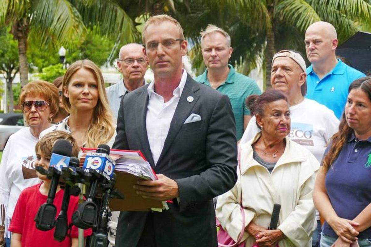 Michael Grieco announces in July 2017 he is withdrawing from the race for Miami Beach mayor. Behind his right shoulder, wearing glasses, is Roger Thomson, one of the contributors to the PAC Grieco denied was his.