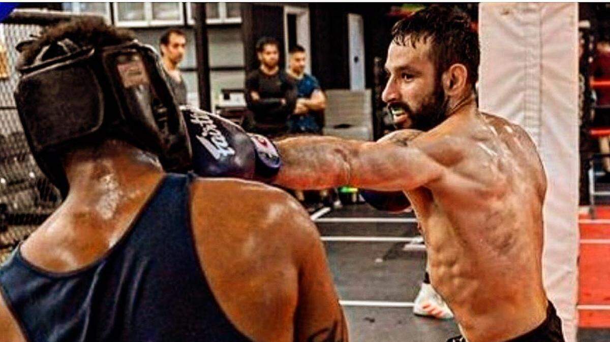 Carlos Vera pelea por su estancia en la UFC este sábado ante el congolés Josías Musasa en el Apex Center de Las Vegas.