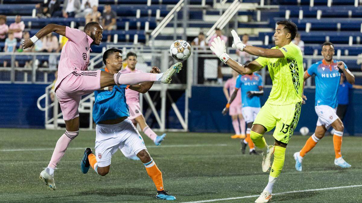 El portero del Miami FC Adrián Zendejas detiene un disparo de Shanyder Borgelin, del Inter Miami, en el partido de la Copa Lamar Hunt, celebrado el 26 de abril de 2023 en el estadio de FIU, en Miami, Florida.