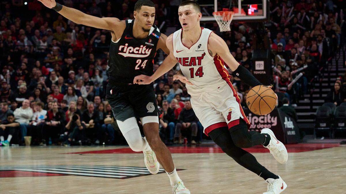 El armador del Heat, Tyler Herro (14), avanza hacia la canasta ante la marca de Kris Murray, de los Trail Blazers, en el partido celebrado el 11 de enero de 2025 en Portland, Oregon. 