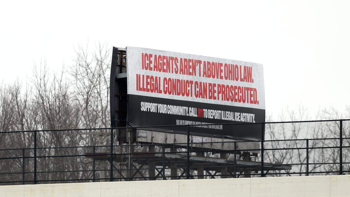Democracy for America Action Fund pagó vallas publicitarias que recuerdan que los agentes de ICE no están por encima de la ley y pueden ser procesados judicialmente, el 24 de febrero de 2026 en Springfield, Ohio.