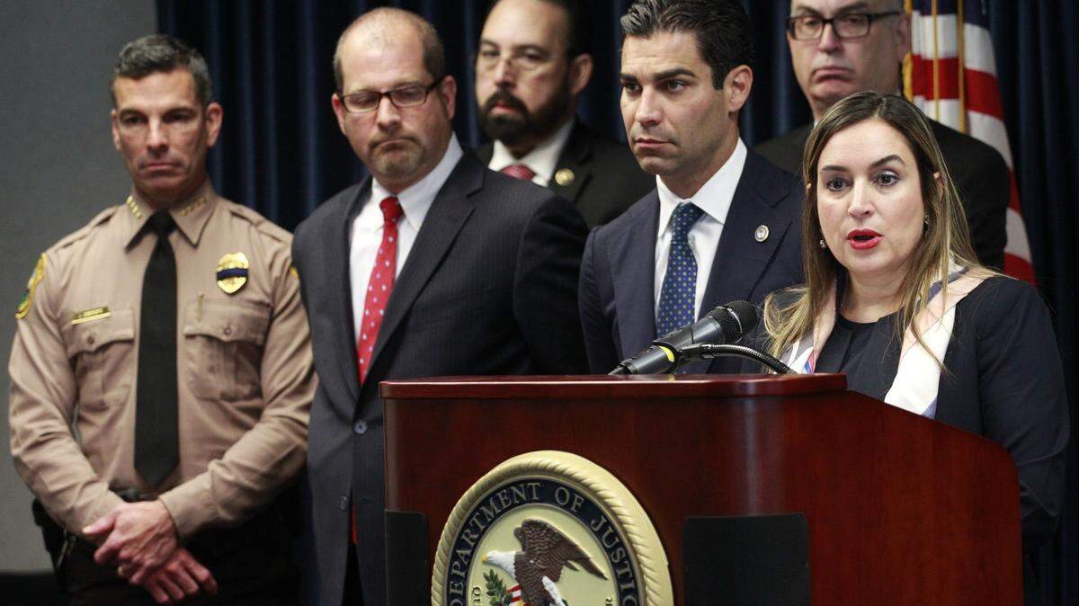 La fiscal federal del distrito sur de Florida,  Ariana Fajardo Orsha (der.), en una rueda de prensa el 13 de diciembre de 2018, en Miami.