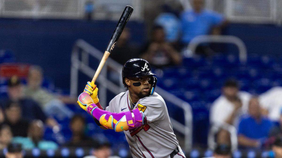 El pelotero de los Bravos de Atlanta Ronald Acuña Jr. batea en el octavo inning del partido ante los Marlins, celebrado el 25 de agosto de 2025 en Miami.