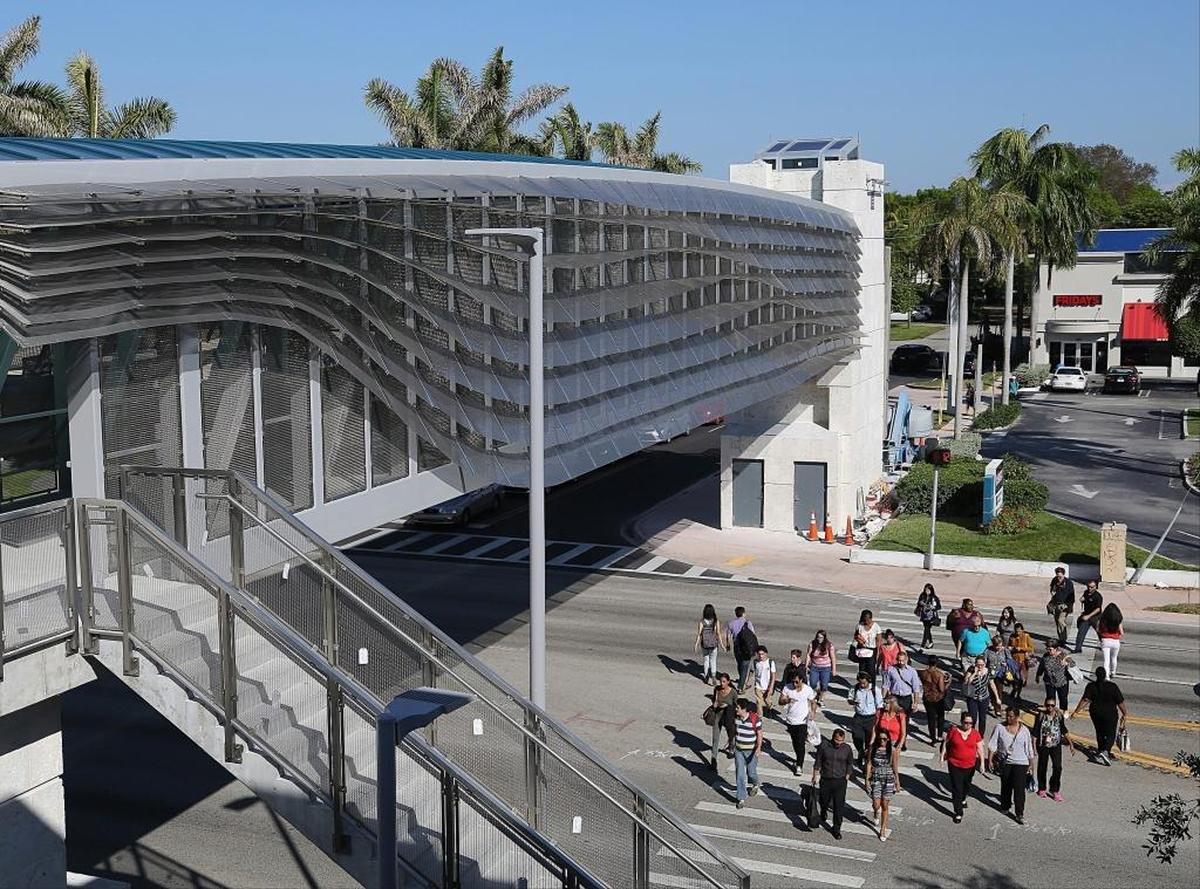 El puente peatonal del Metrorail en la Estación University, sobre South Dixie Highway, era mucho más sencillo que el puente de FIU que colapsó.