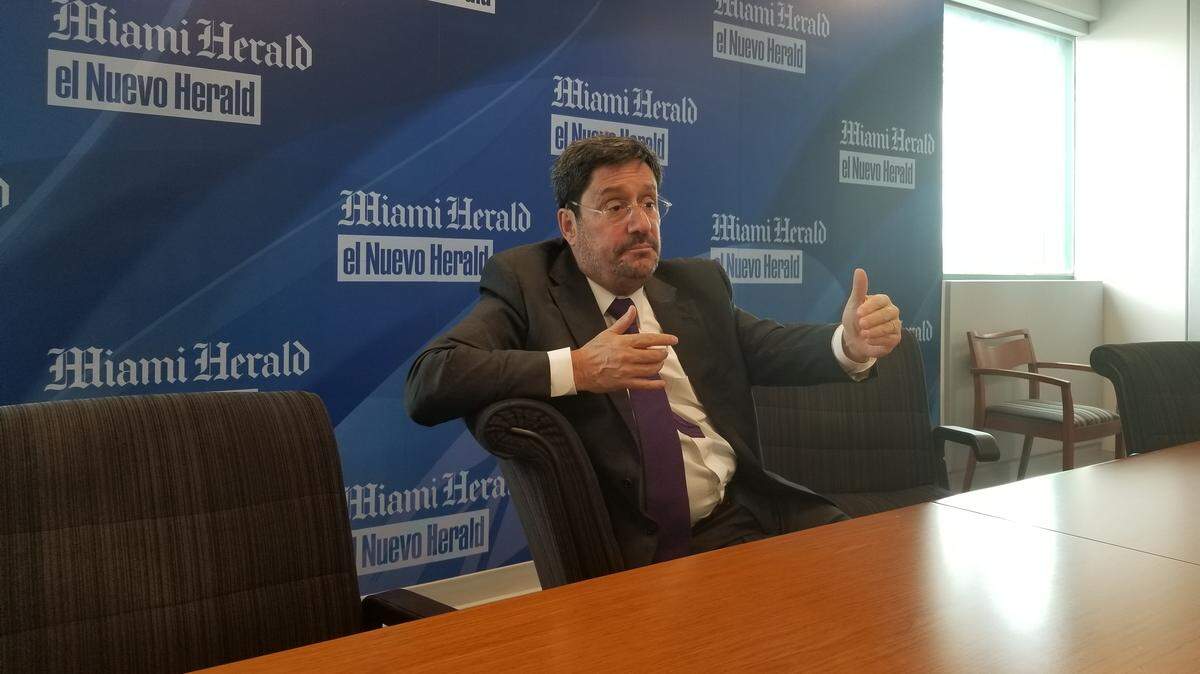 El embajador de Colombia a Estados Unidos, Francisco Santos discute la situación venezolana con la junta editorial del Miami Herald y el Nuevo Herald.