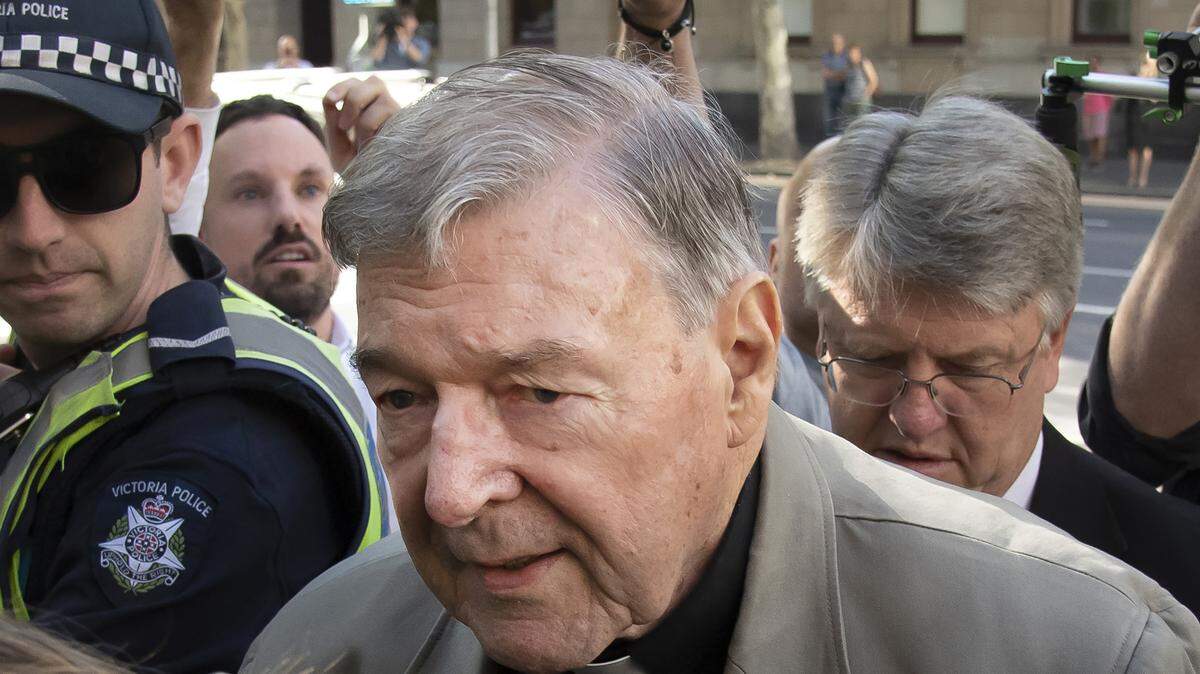 En esta fotografía del 27 de febrero de 2019, el cardenal George Pell llega al Tribunal del Condado en Melbourne, Australia.