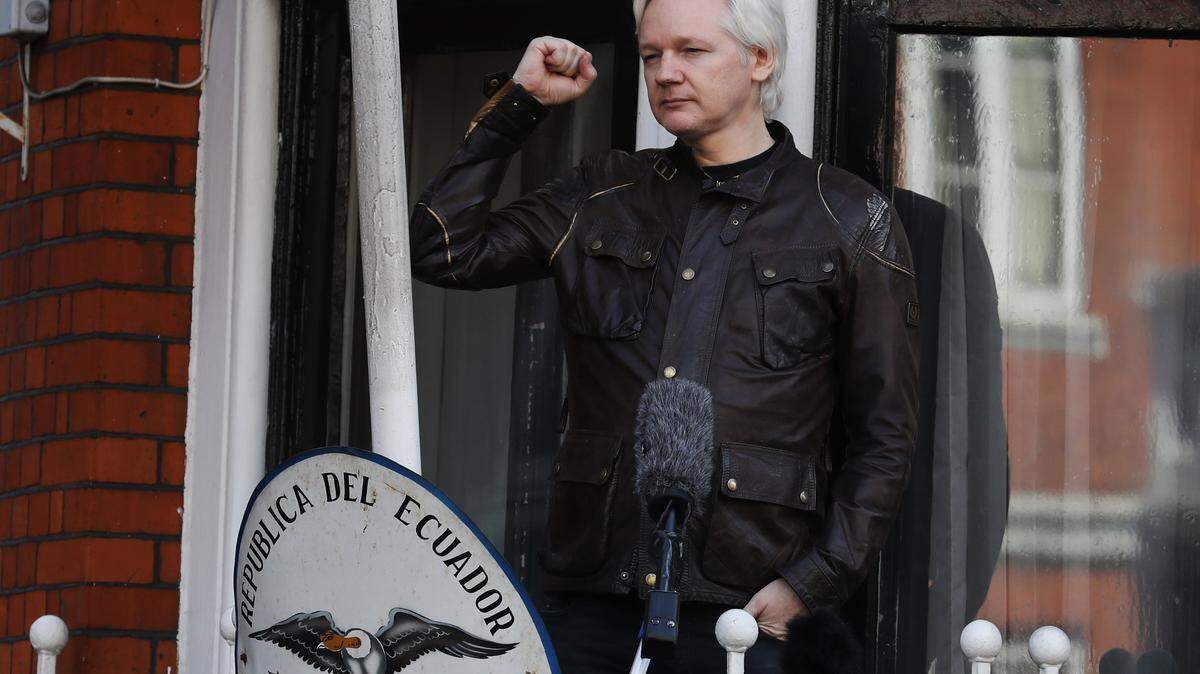 Julian Assange, fundador de WikiLeaks, saluda desde un balcón en la embajada del Ecuador en Londres, Reino Unido, el viernes 19 de mayo de 2017.