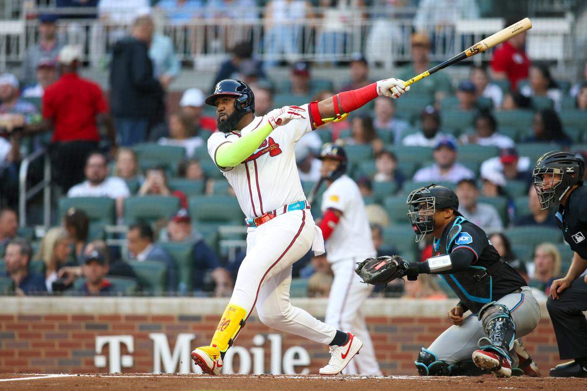 El jardinero de los Bravos Marcell Ozuna batea un hit en el primer inning del partido ante los Marlins de Miami, celebrado el 24 de abril de 2024 en Atlanta.