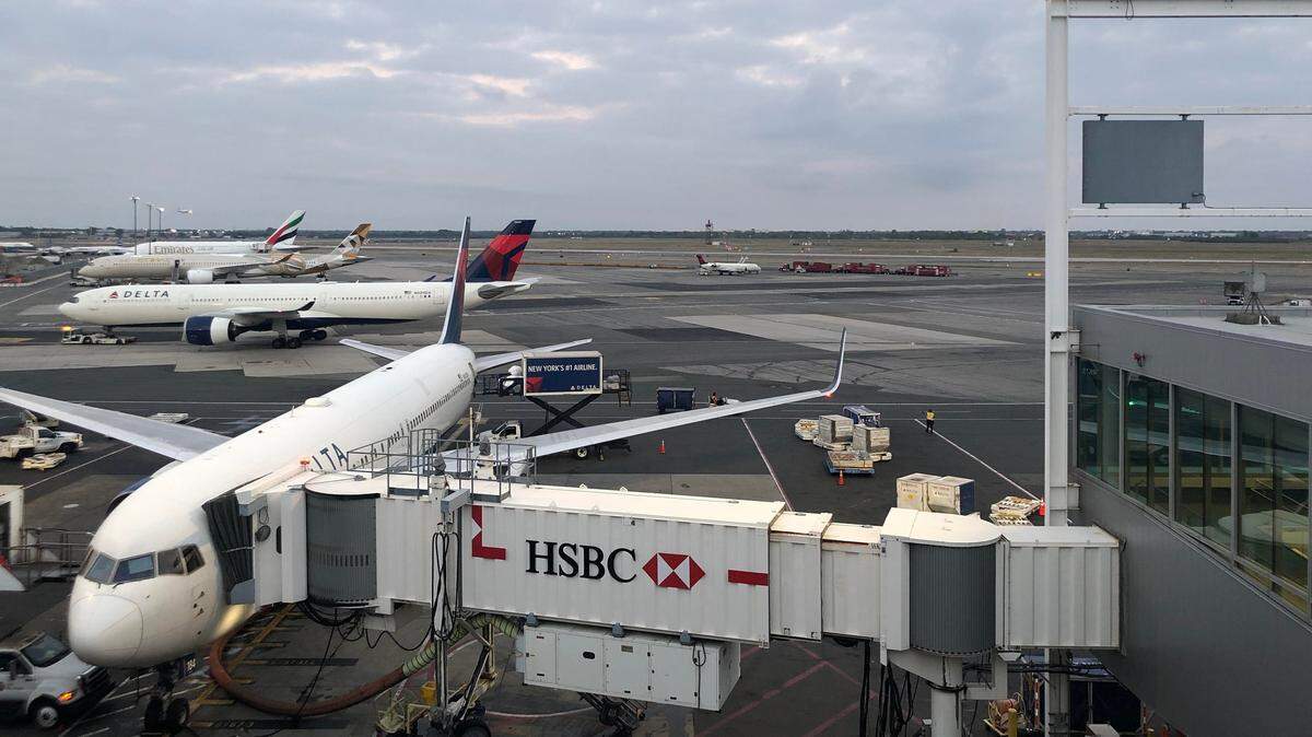 Foto de archivo del 28 de agosto de 2022 que muestra a dos aviones de Delta Air Lines en el Aeropuerto Internacional JFK de Nueva York.