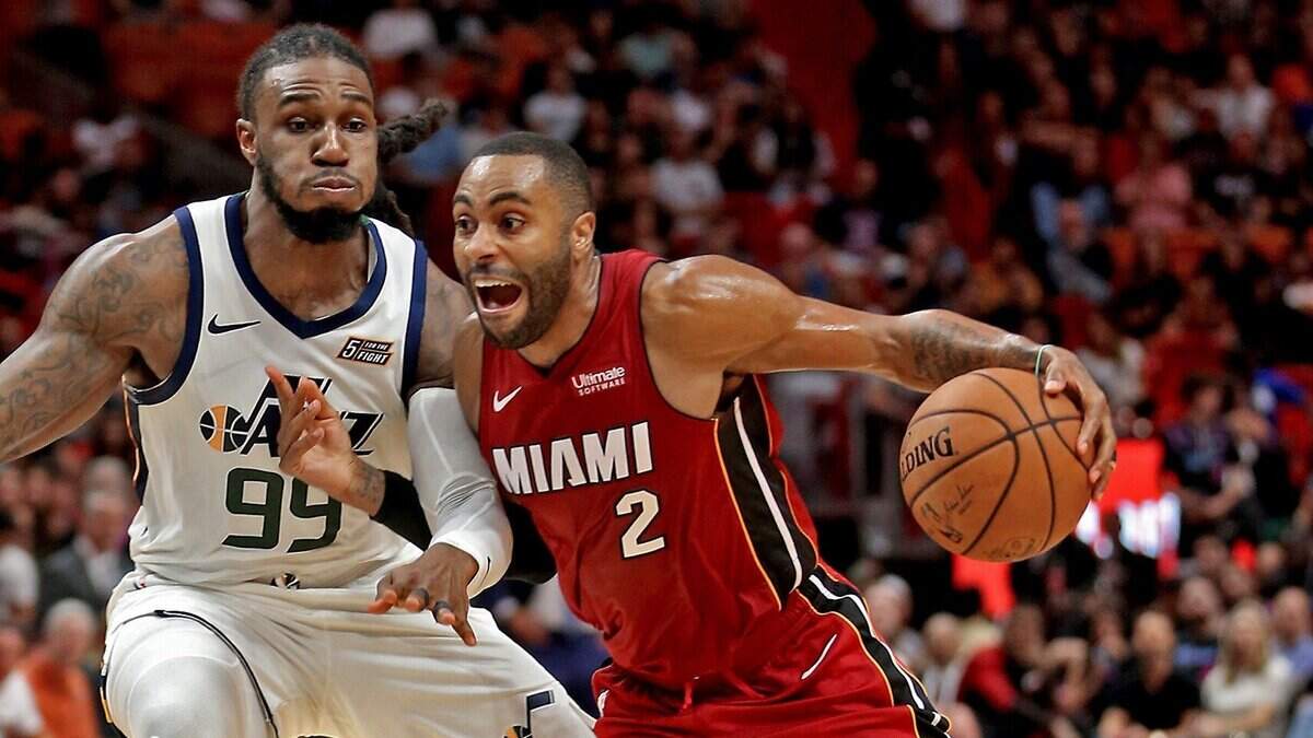El jugador del Heat Wayne Ellington (der.) lleva la pelota ante la marca de Jae Crowder, del Jazz, en el partido efectuado el 2 de diciembre de 2018 en Miami.