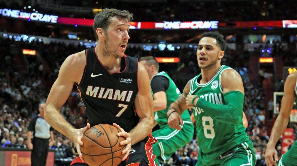 El armador de Miami Goran Dragic (7) trata de hacer un pase ante la marca de Shane Larkinm de los Celtics, en el partido celebrado el 28 de octubre del 2017 en Miami.