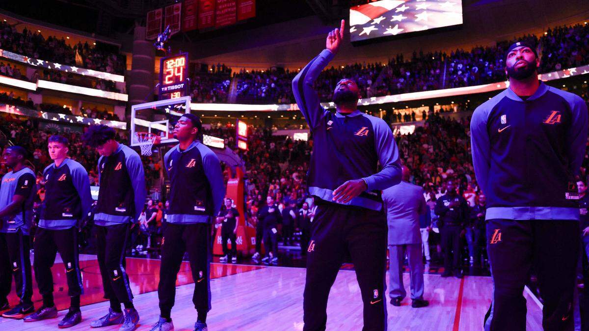 Los Lakers son uno de los equipos deportivos profesionales de Los Angeles que se comprometieron este lunes a una donación conjunta de más de ocho millones de dólares para ayudar a víctimas de los incendios en la ciudad estadounidense.