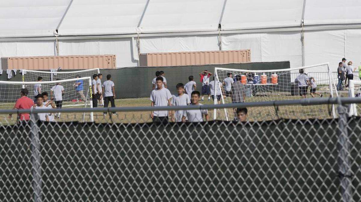 Niños inmigrantes no acompañados en el Homestead Temporary Shelter for Unaccompanied Children juegan fútbol el 18 de junio del 2018.