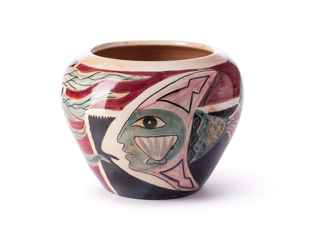 ‘Flower Pot with Fish-Man’, 1953, de Mirta García Buch y Juan Miguel Rodríguez de la Cruz. Cerámica pintada, 8.1 × 8.1 pulgadas. Colección privada.