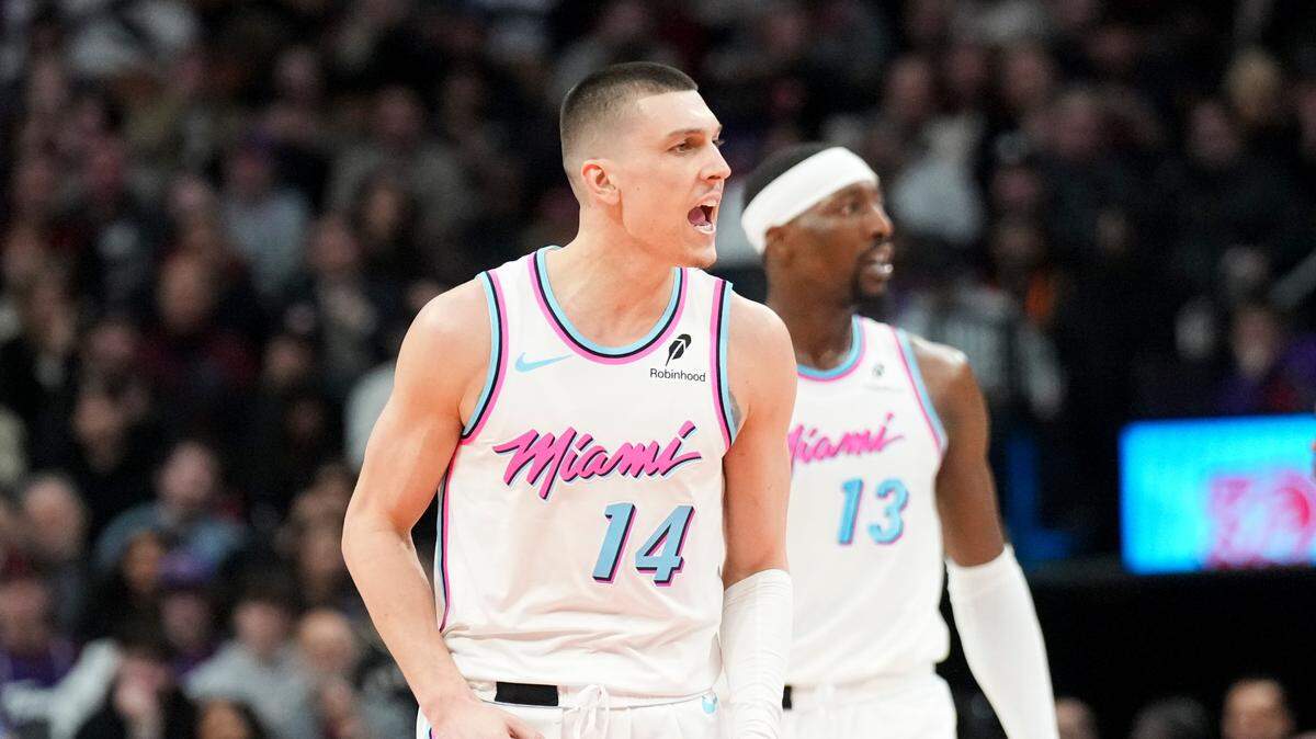  El escolta del Heat Tyler Herro celebra después de anotar contra los Raptors, en el partido de la NBA celebrado el 21 de febrero de 2025 en Toronto. 