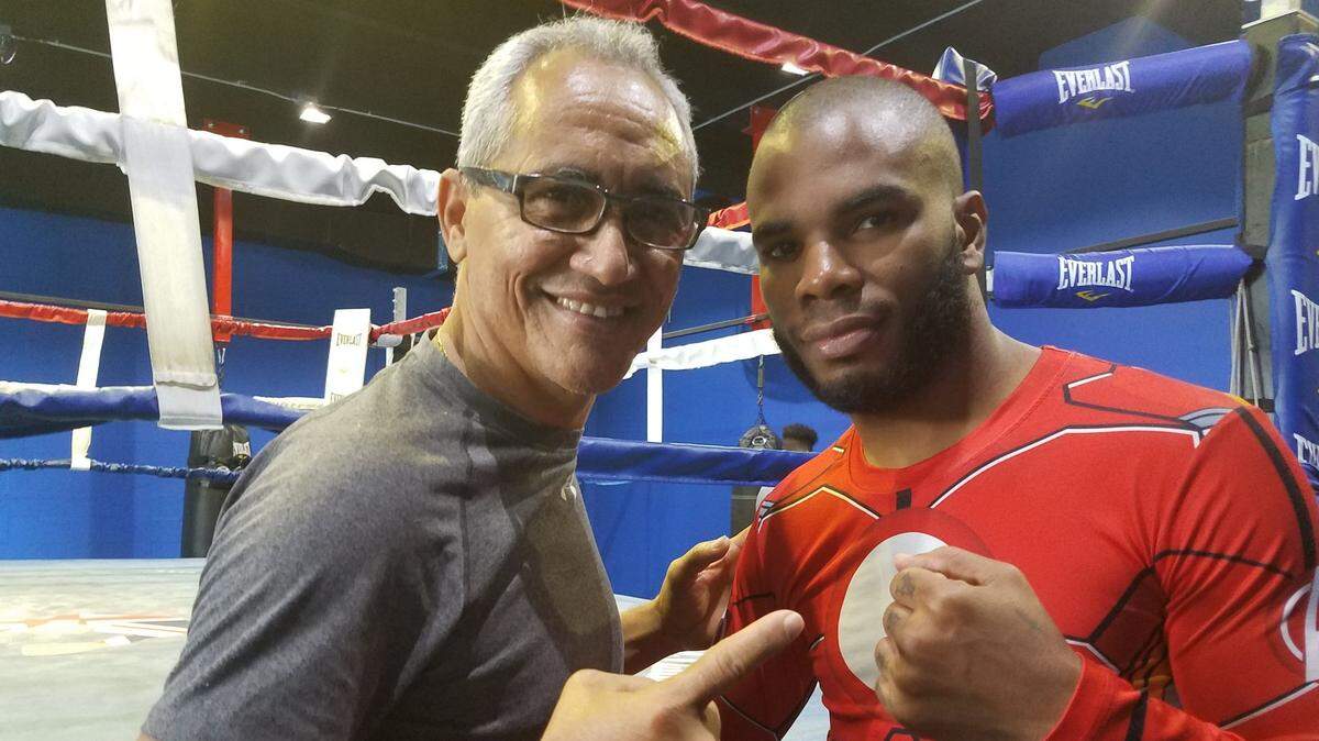 Hairon Socarrás y su entrenador Jorge Rubio (izq.) antes de comenzar a prepararse en un gimnasio de Miami, el 7 de agosto de 2018.