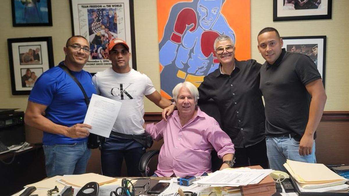 Orestes Velázquez (2do a izq.) en el momento de firmar su contrato al lado de los ejecutivos de Warriors Leon Margulies (centro) y Luis de Cubas Sr., el presidente de Boxing Major League Aldo Mir (der.) y su manager Lázaro.