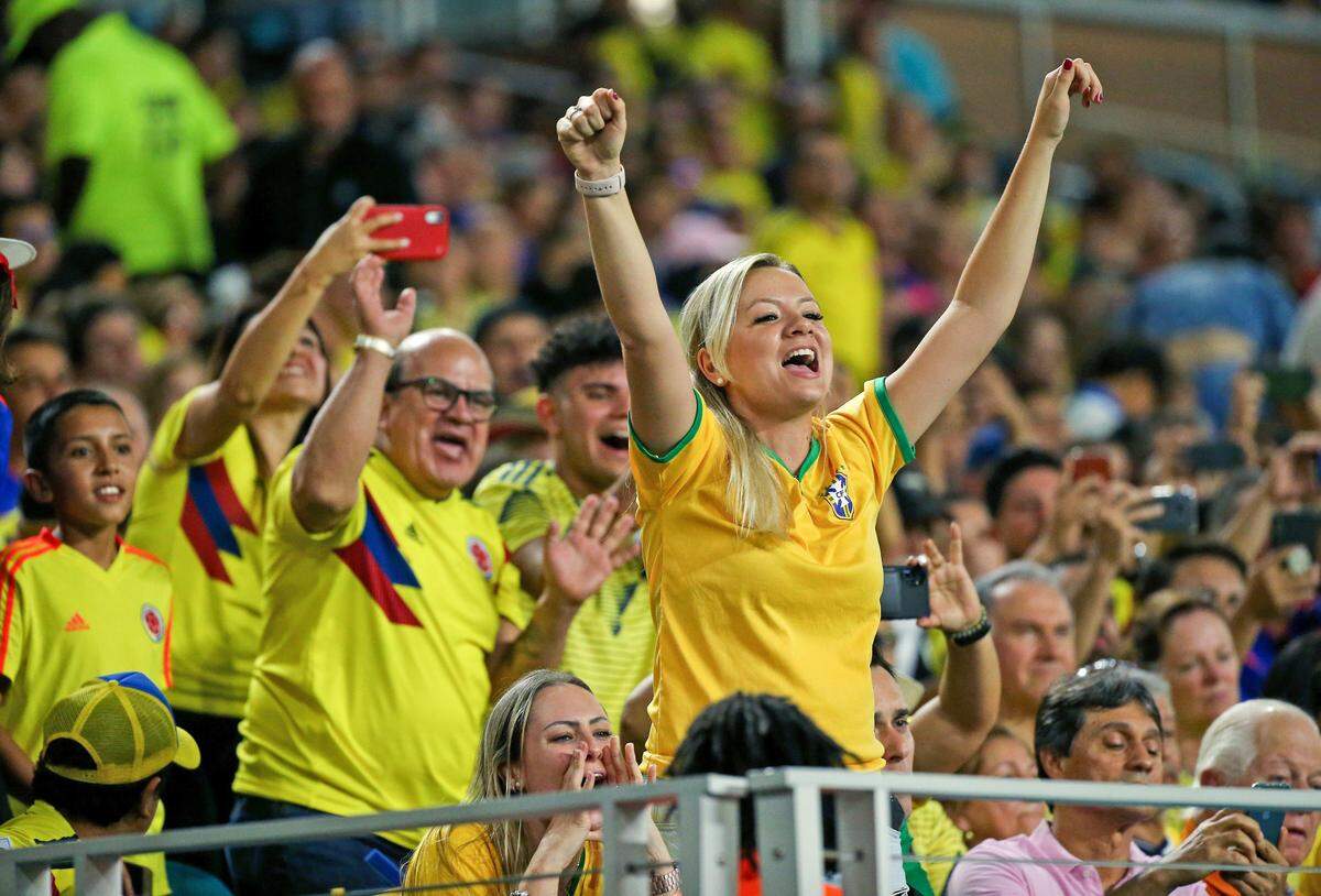 Un grupo de fanáticos muestra su apoyo en las gradas durante un partido amistoso entre Colombia y Brasil en el Hard Rock Stadium, el 6 de septiembre de 2019 en Miami Gardens, Florida.