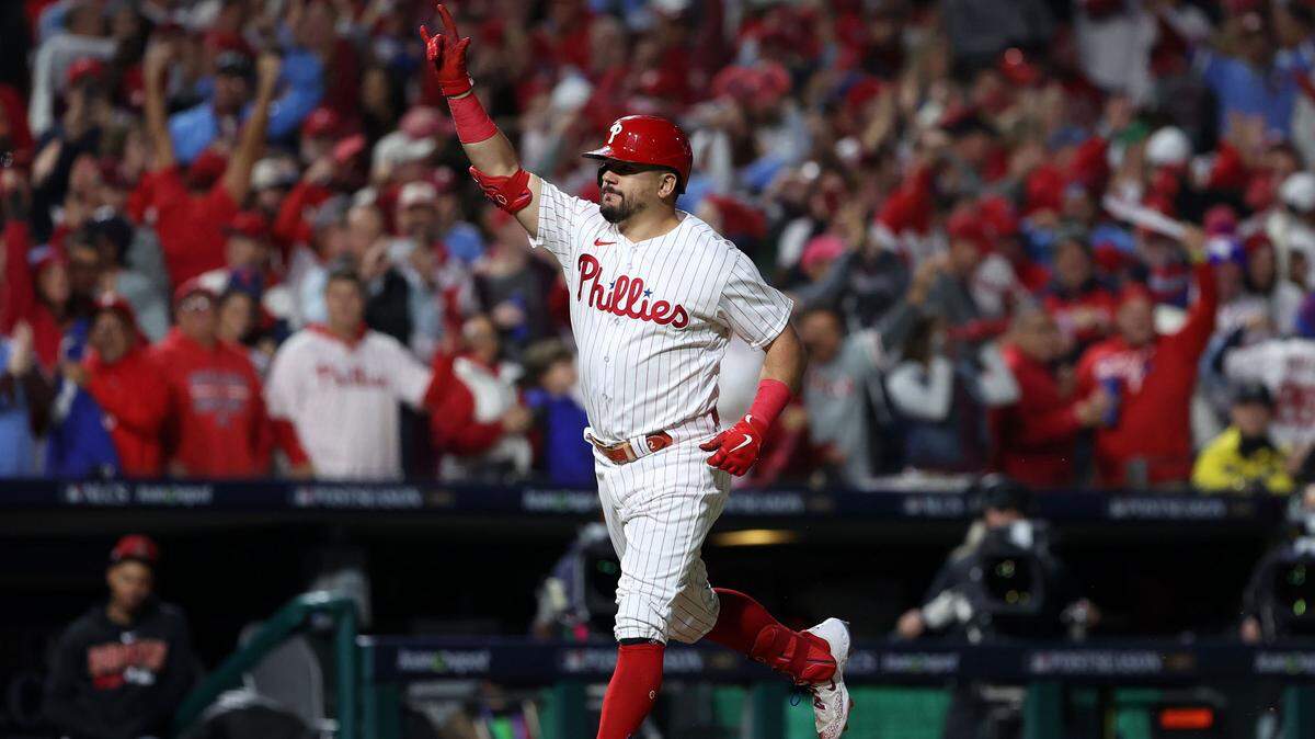 Kyle Schwarber conectó dos de los tres jonrones solitarios de Filadelfia ante Merrill Kelly, y los Filis apabullaron el martes 10-0 a los Diamondbacks de Arizona, para ampliar a 2-0 su ventaja en la Serie de Campeonato de la Liga Nacional.