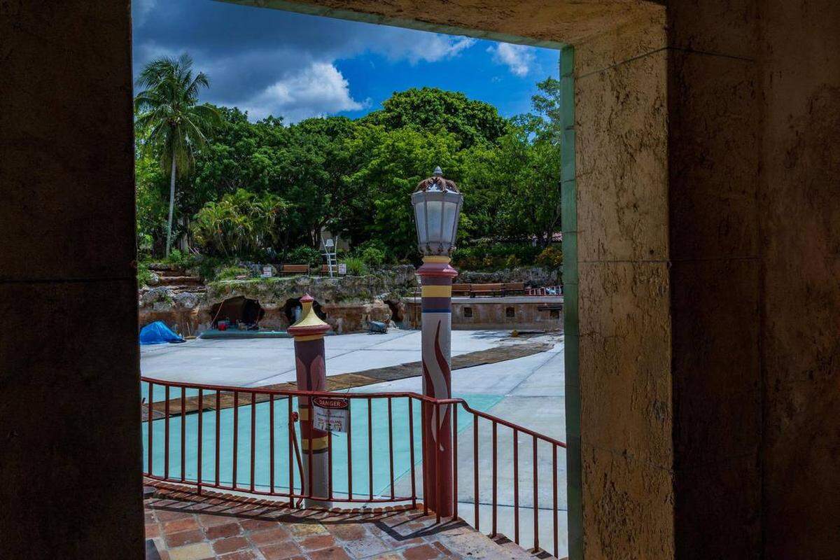 Vista de los postes de barbería en la Venetian Pool en Coral Gables, el martes 22 de julio de 2025. Pedro Portal pportal@miamiherald.com