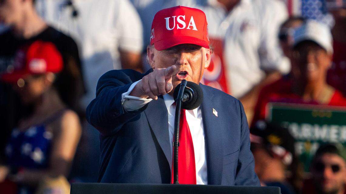 El gobierno del presidente Donald Trump ha decidido revocar el Estatus de Protección Temporal (TPS) para más de 80,000 hondureños y nicaragüenses, justificando la medida con supuestas mejoras en sus países de origen. En la foto, Trump participa en un evento el jueves 3 de julio de 2025, en Des Moines, Iowa. 