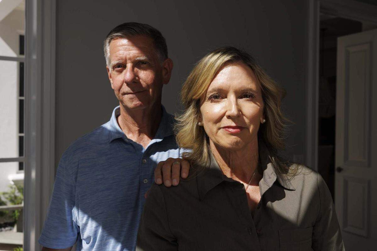 Los padres Frank Vicino y Anne Davies-Vicino en su casa el jueves 21 de mayo de 2026, en Boca Raton, Florida. Ahora deben llevar a su hijo Andrew Vicino a diferentes hospitales por todo el sur de la Florida para tratar su rara afección genética.