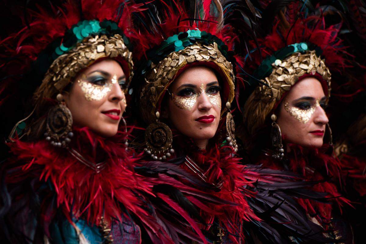 Las vestimentas irradian ilusión, magia y fantasía. El maquillaje de los festeros es extraordinario, hecho con arte, gracia y una excentricidad que roza lo místico.