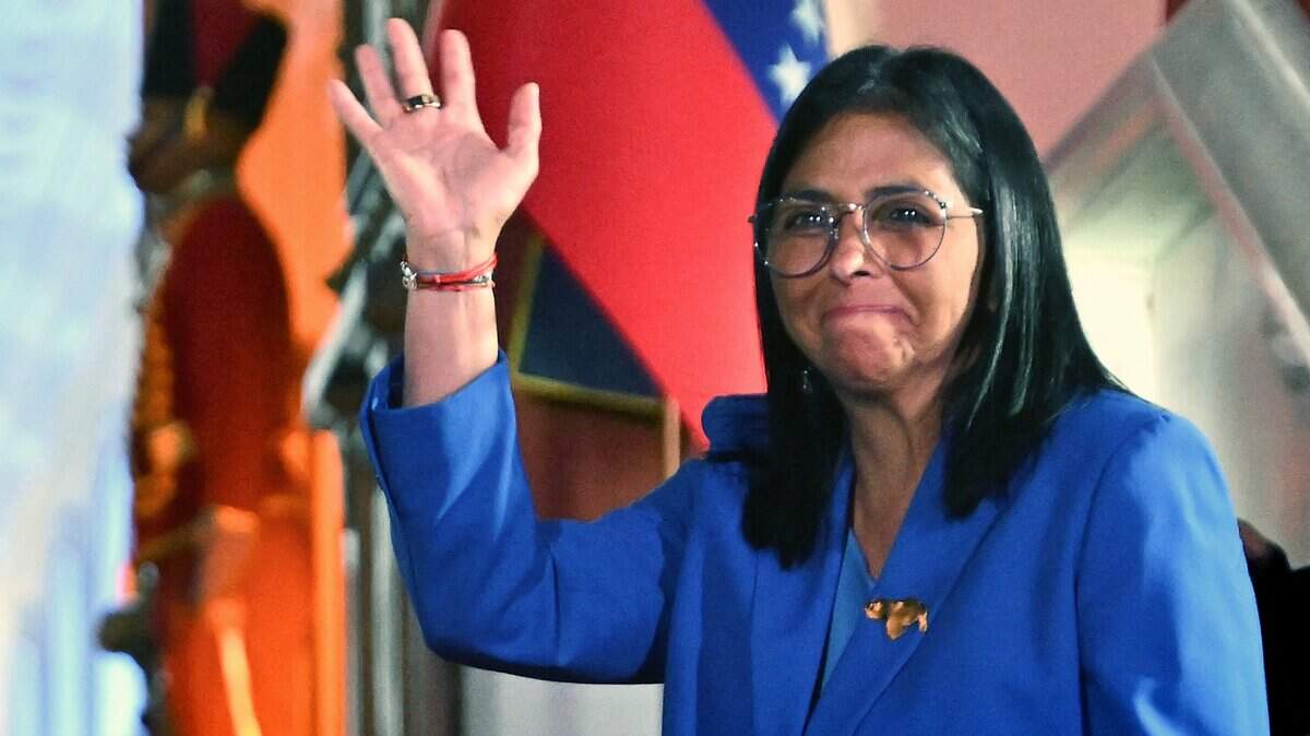 La presidenta interina de Venezuela, Delcy Rodríguez, saluda tras firmar la ley de amnistía aprobada por la Asamblea Nacional en el Palacio de Miraflores en Caracas el 19 de febrero de 2026.