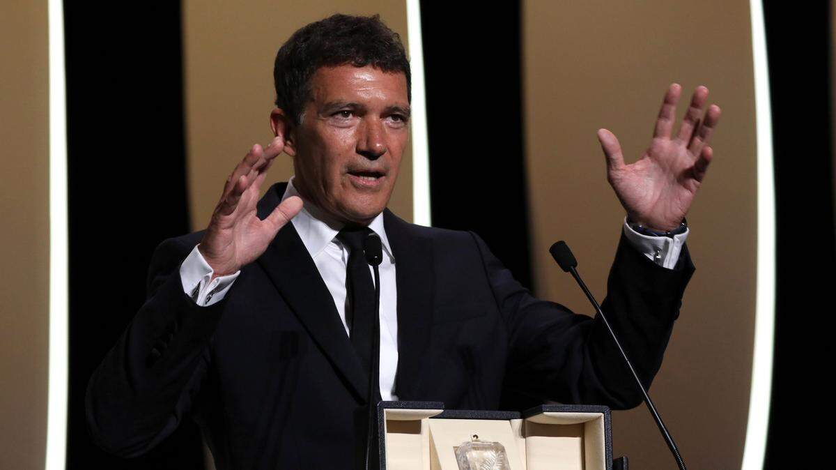 Para el actor Antonio Banderas, “un líder de verdad es un ser con la capacidad, simple y compleja a la vez, para hacer que, aquellos que le rodean, saquen lo mejor de ellos mismos”. En la foto, Banderas recibe la Palma de Oro como mejor actor durante el Festival Internacional de Cine de Cannes, Francia, el 25 de mayo de 2019.